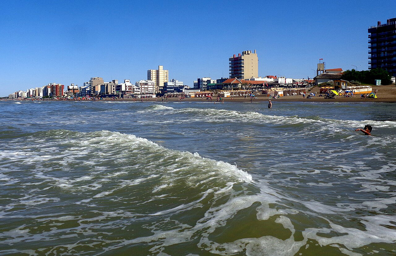 Playa de Monte Hermoso con las olas y los edificios de la costa