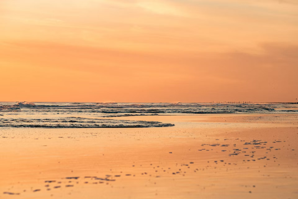 Colores cálidos del atardecer sobre la orilla del mar en Monte Hermoso