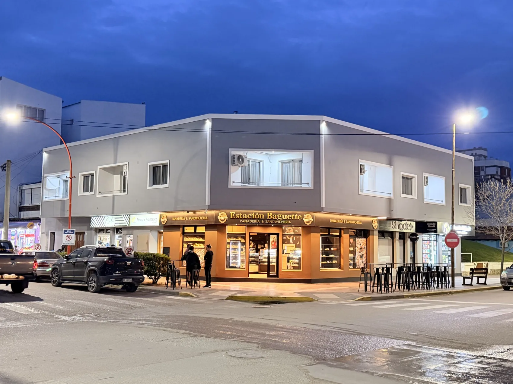 Fachada de Strada di Francesco en Monte Hermoso, de noche